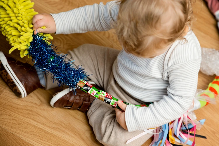 baby spielt mit lametta und mikrofaser stoff am sensorik hula hoop