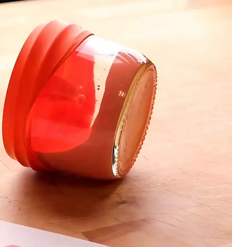 Bastel-Hacks gegen umgestoßene Becher mit einem Luftballon