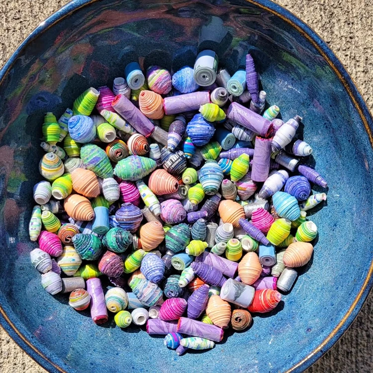 bastelidee für den sommer mit kindern bunte perlen aus papier