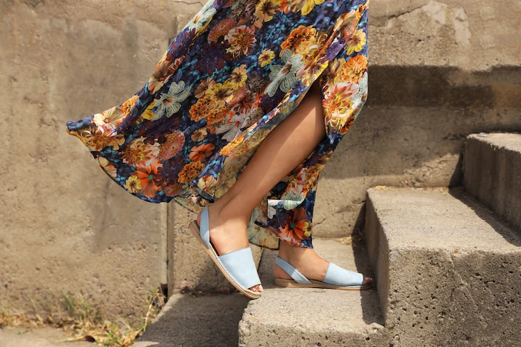 blaue avarcas sandalen zu sommerkleid mit blumenmuster