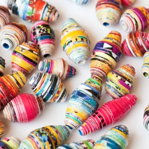 bunte papierperlen selbstgemacht aus alten zeitschriften