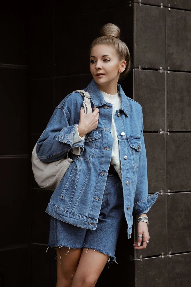 denimjacke mit denimshorts tragen