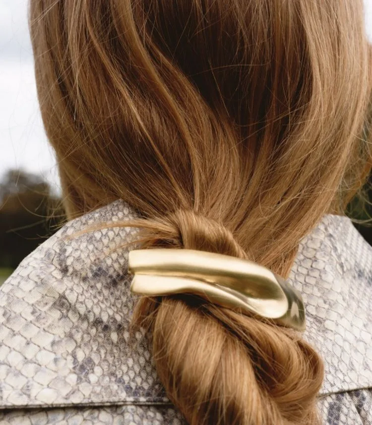 der niedrige pferdeschwanz ist einfach, aber elegant