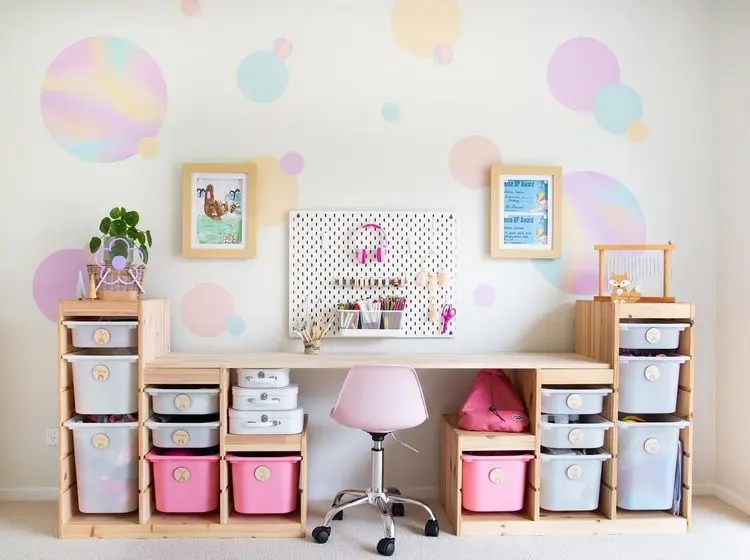 Der Schreibtisch mit Trofast kann auch mit den Stufenregalen gebaut werden