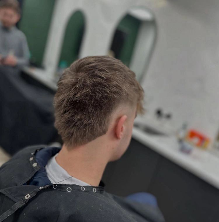 der trendige herrenhaarschnitt 2025