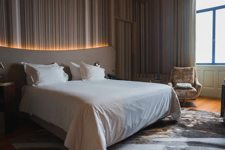 Design-Elemente wie LED-Lichtstreifen schaffen Atmosphäre im Schlafzimmer