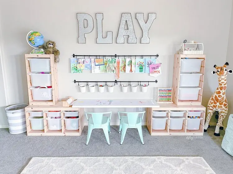 Die Wand hinter dem Kinderschreibtisch mit Kleiderstangen oder Lochplatte ausstatten