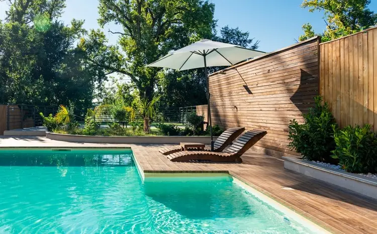 DIY-Ideen für den Garten mit verwerteten Holzlatten für einen Sichtschutz am Pool
