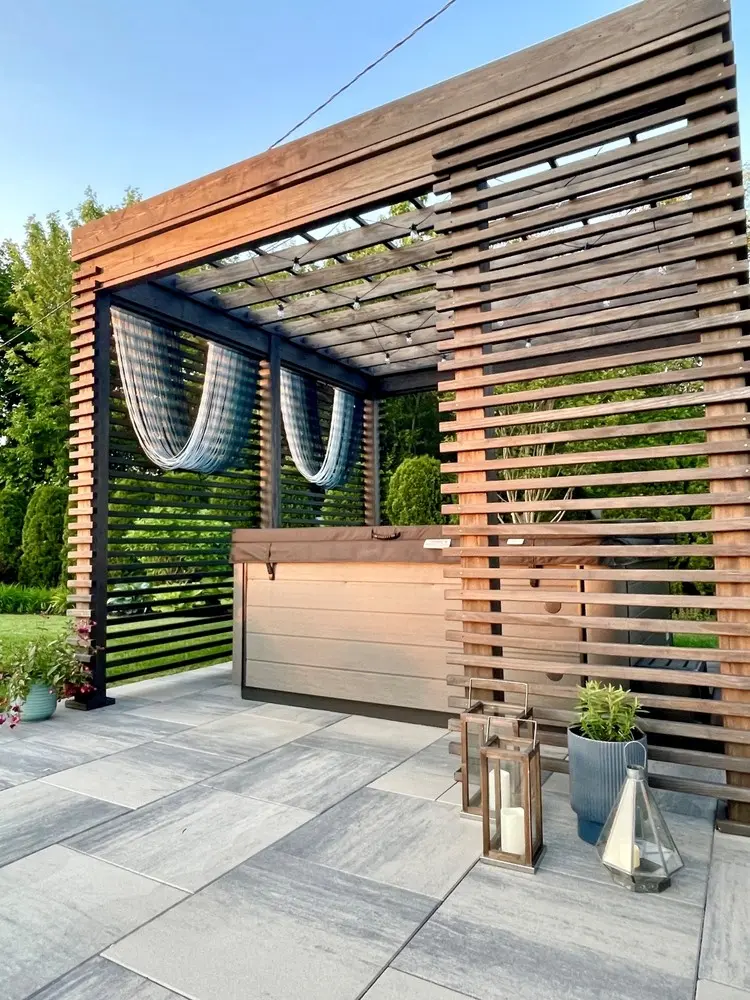 DIY-Ideen für den Garten - Pergola aus Holzleisten für den Whirlpool