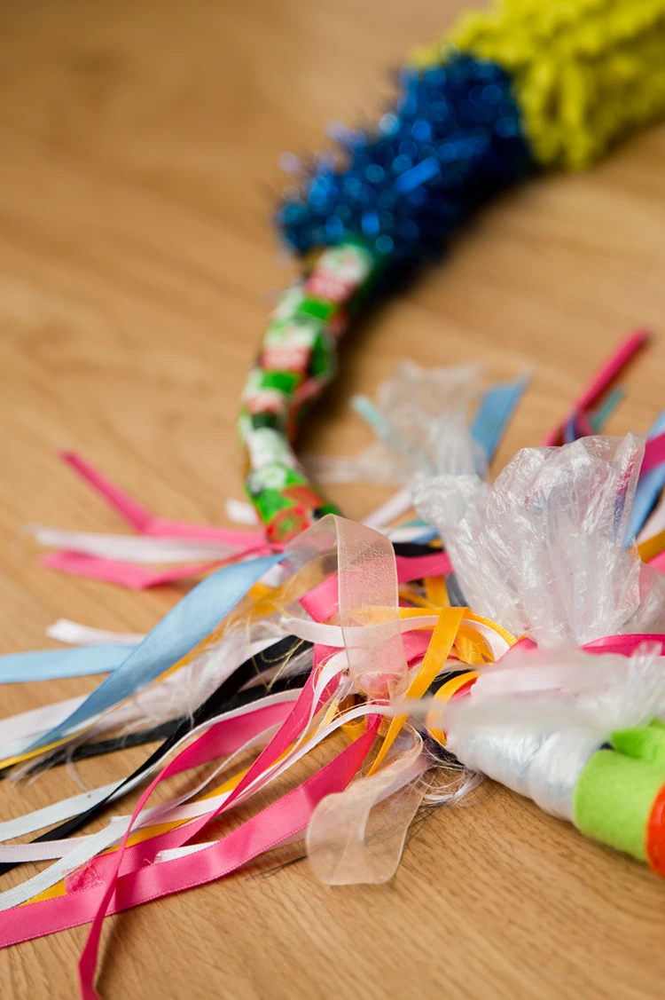 diy sensorik hula hoop mit geschenkband schleifen lametta buntes klebeband