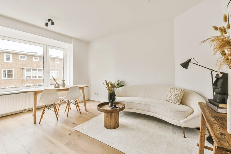 dunkles naturholz als akzente im beigen wohnzimmer