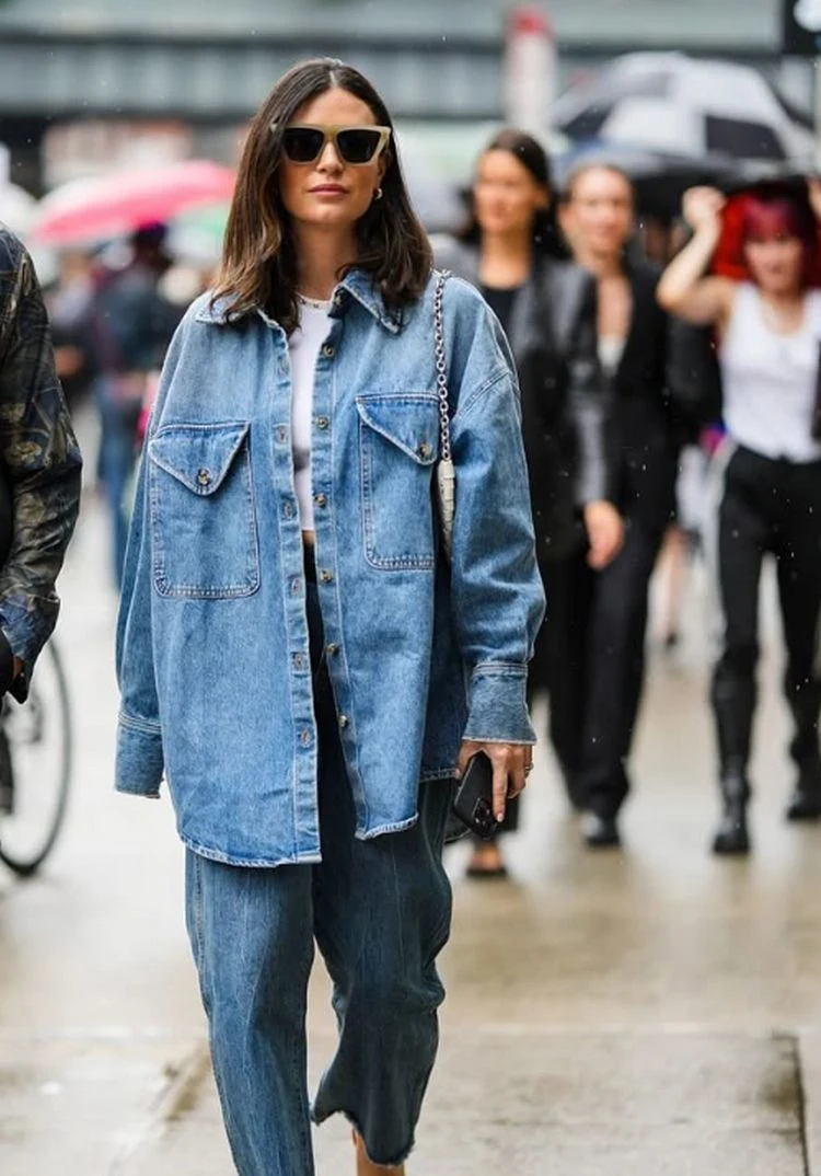 eine lange jeansjacke können sie so stylen!