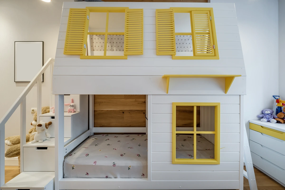 etagenbett im spielhaus design mit liebevollen details