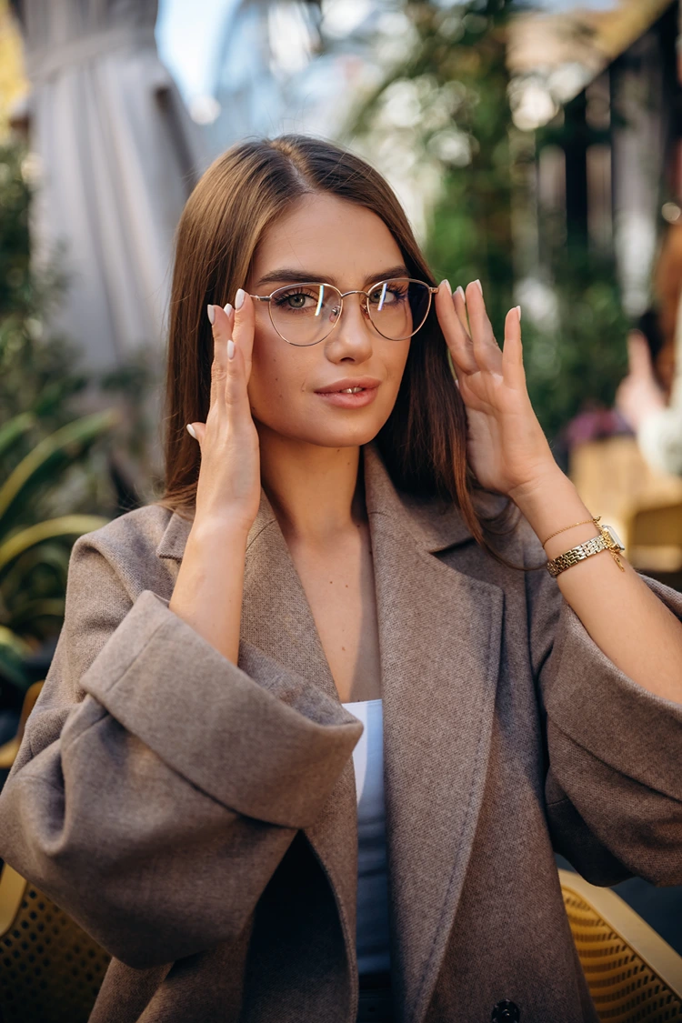 feine metallbrille im business look – klassische eleganz im alltag