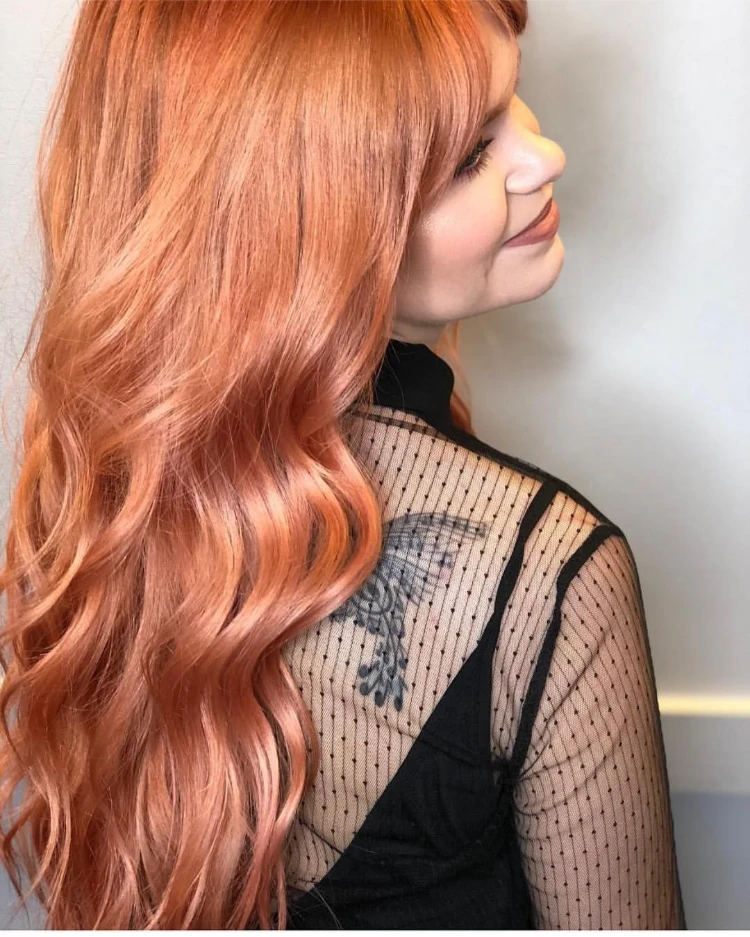 frau mit langem apricot blonde hair