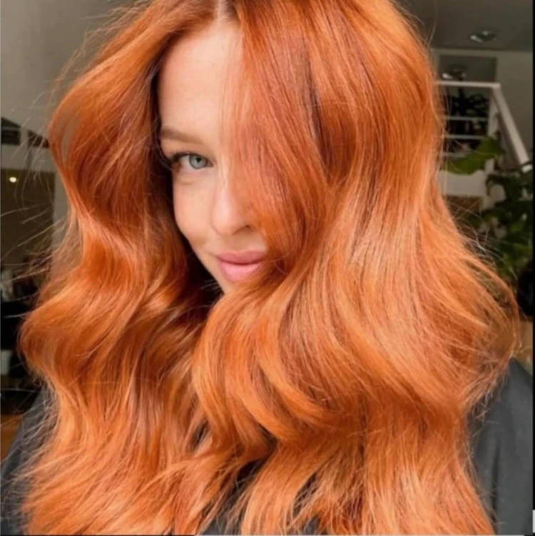 frau mit sommerfrisur in apricot cupper farbe