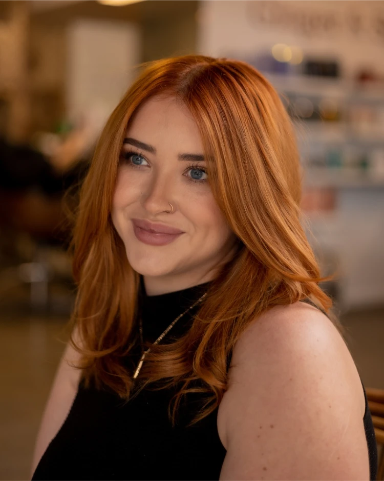 frau mit stilvollem apricot copper sommer haarfarbe trend