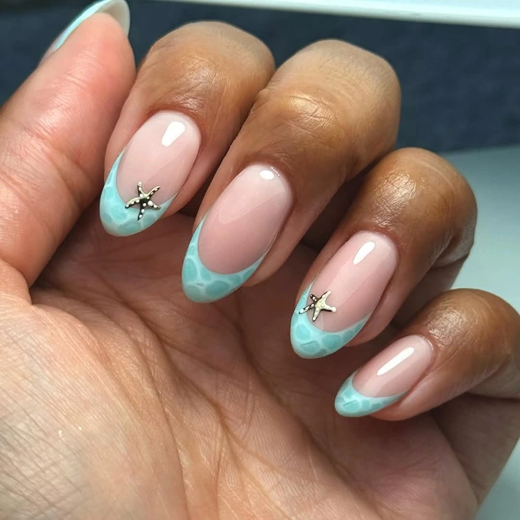 french mit türkisfarbenen tips und kleinen 3d seesternen