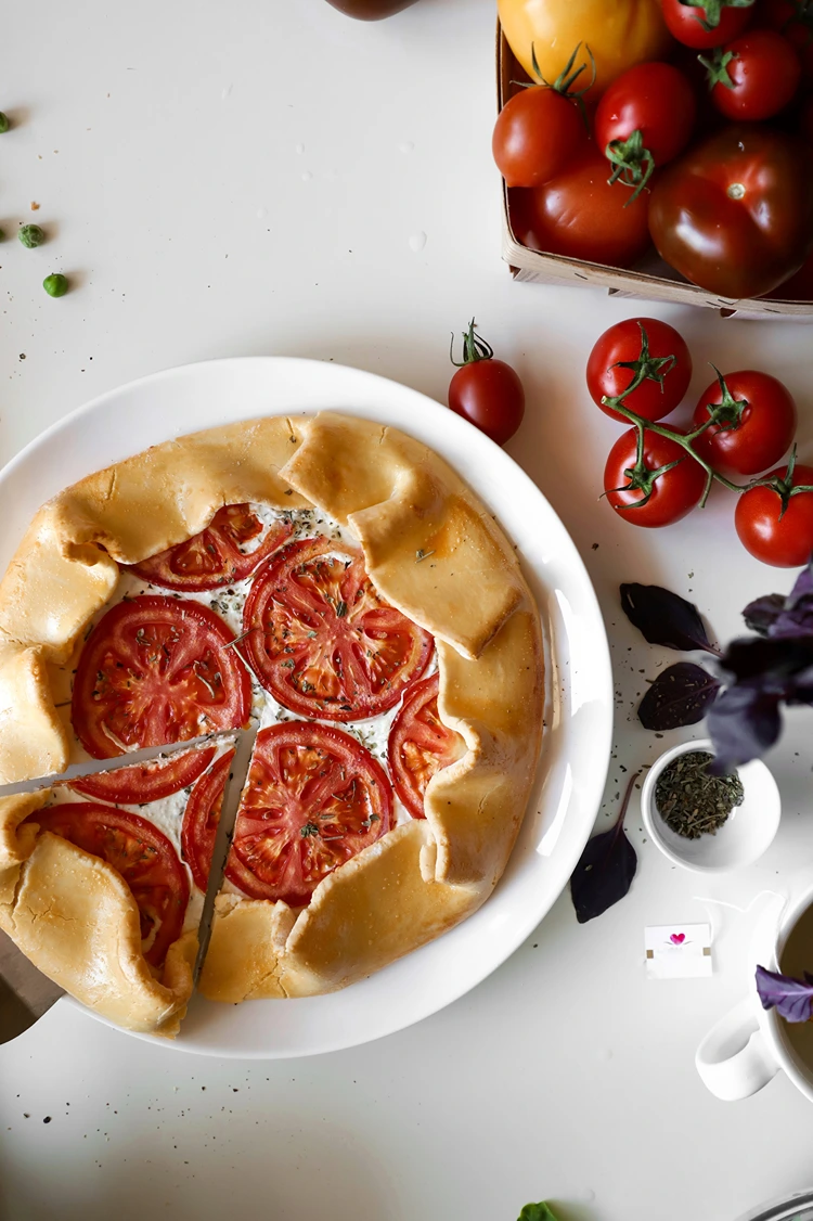 galette mit hüttenkäse kräuter und tomaten