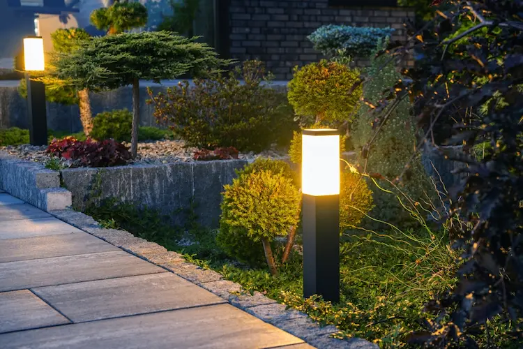 Gartenbeleuchtung mit Smart System kontrollieren