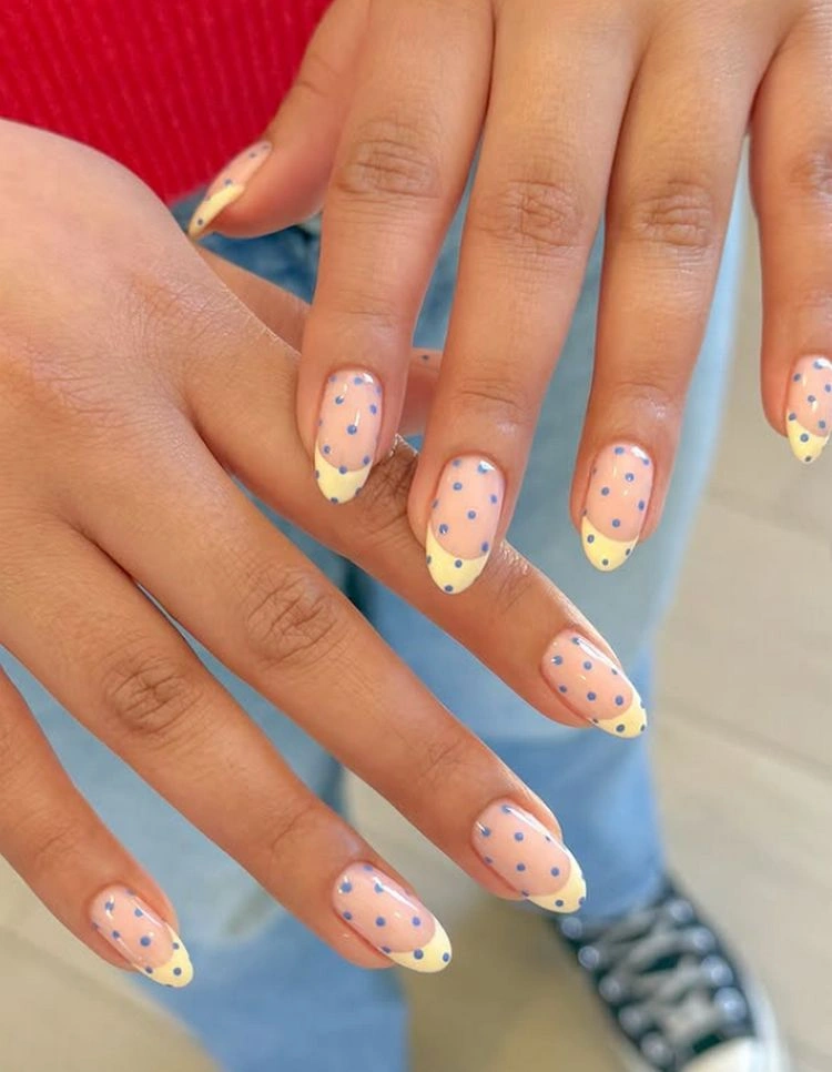 gelnägel mit french tips und polka dot design