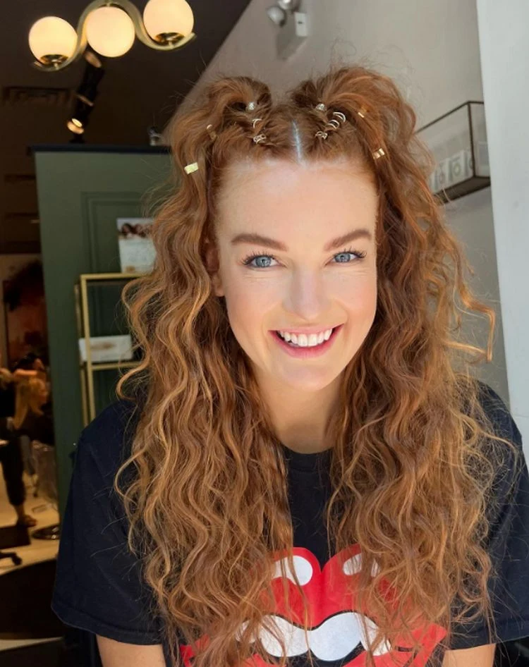 gewellte, halb offene haaare mit haarschmuck