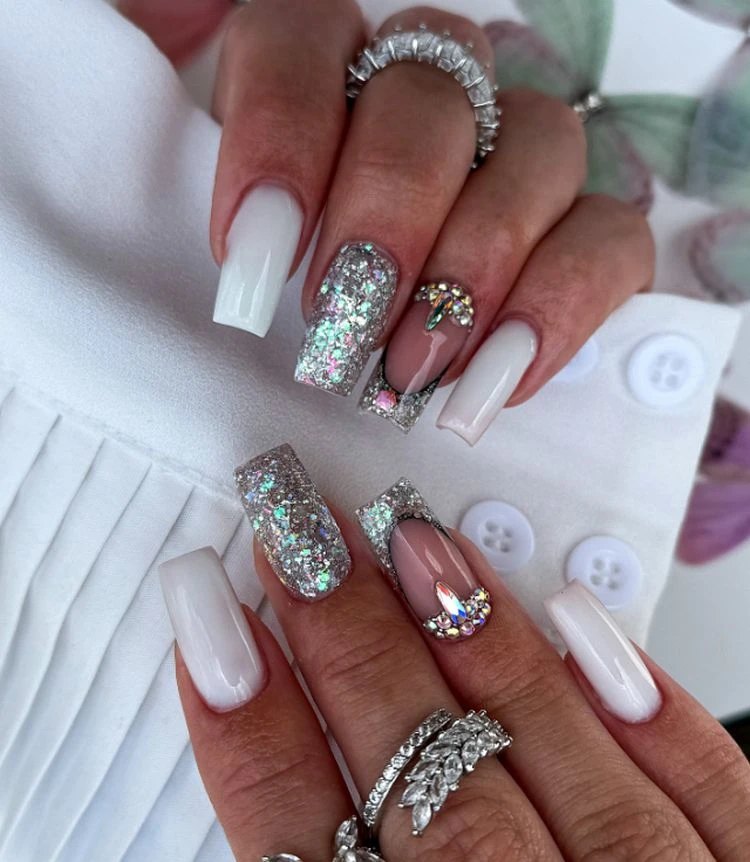 glitzernde milky nails mit steinchen aufwerten