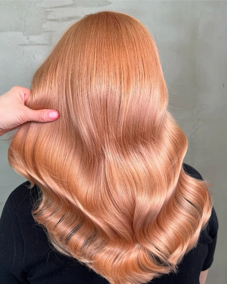 hand berührend schönes lang gewelltes apricot blonde hair