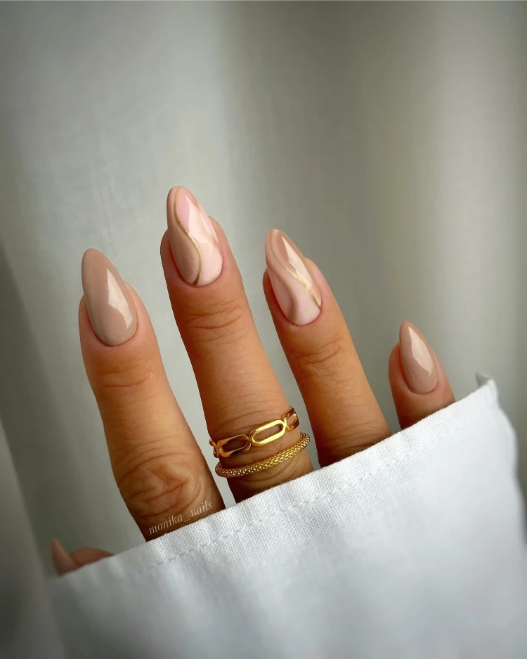 hochzeit gast beige nägel mit kleinen goldenen linien