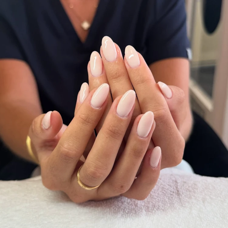 hochzeitsgäste milky white nails