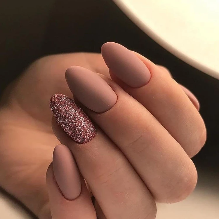 hochzeitsgast soft beige nägel mit mattem finish