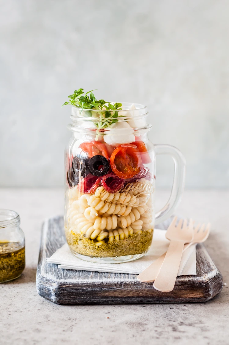 italienischer pesto nudelsalat im glas