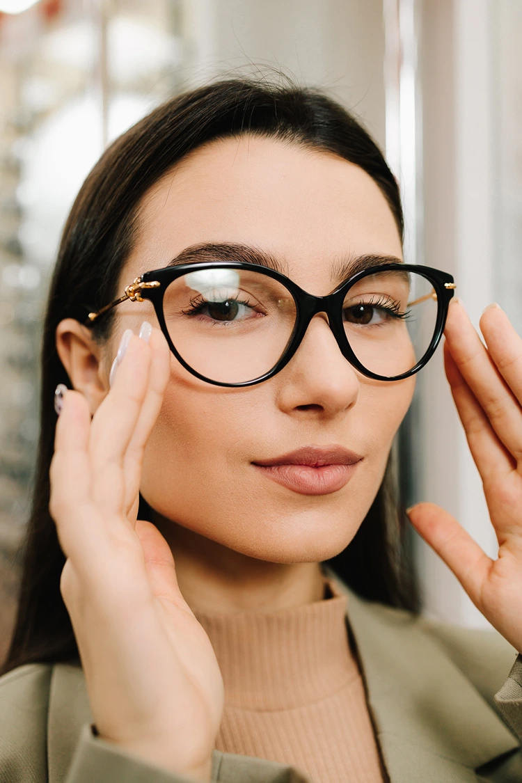 katzenaugen fassung in schwarz – femininer chic mit goldenem detail