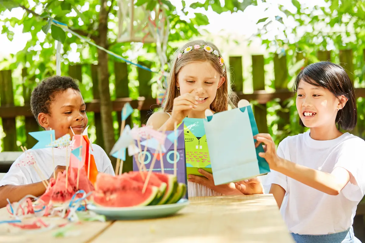 kinder basteln bei sommerparty im garten