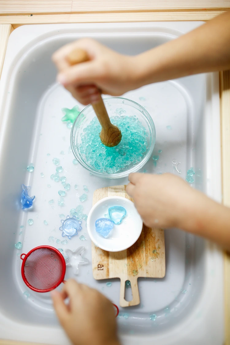 kinder zerdrücken wasserperlen sommer spielspaß