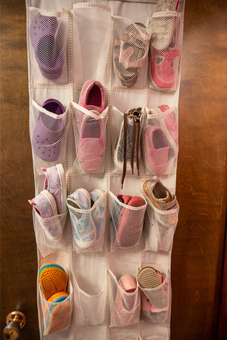kinderschuhe im hängenden schuhorganisator
