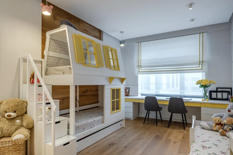 kinderzimmer mit 3 betten auf kleiner fläche – ideal aufgeteilt für drei kinder