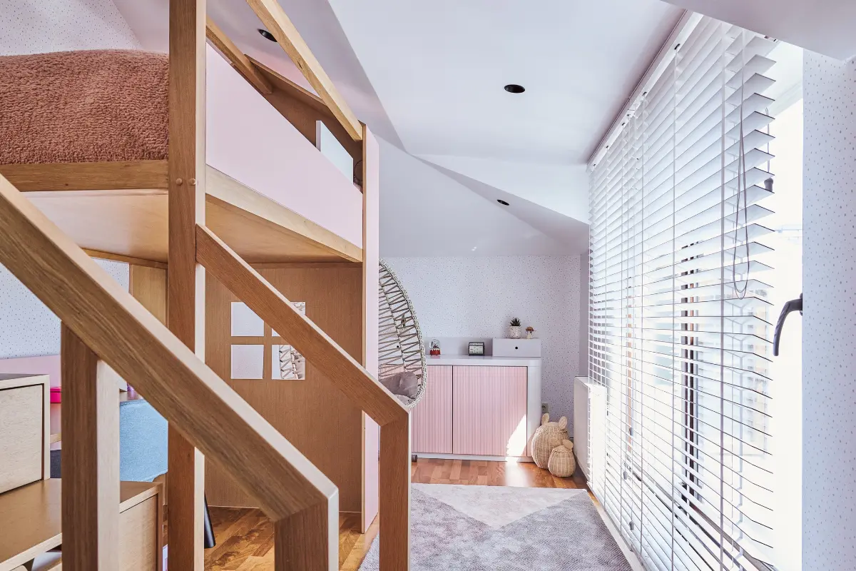 kinderzimmer mit dachschräge und hochbett