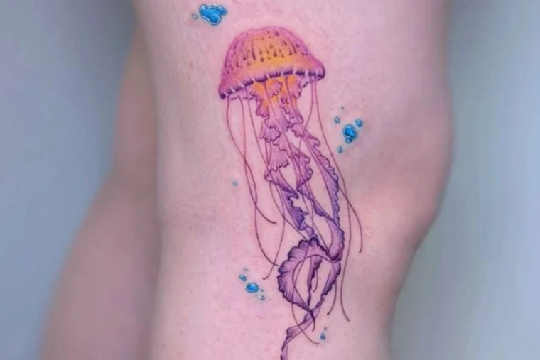 körperkunst und meereszauber als tätowierung trend 2025 elegante quallen tattoos