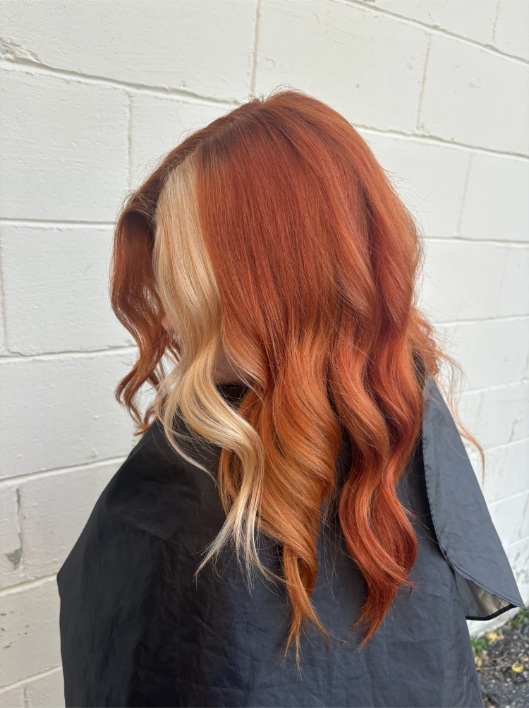 kupferfarbenes haar mit blondem strähne