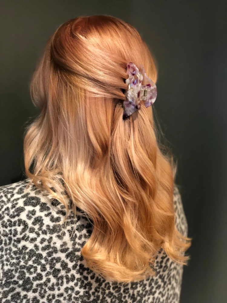 kupferfarbenes haar mit blonden strähnchen