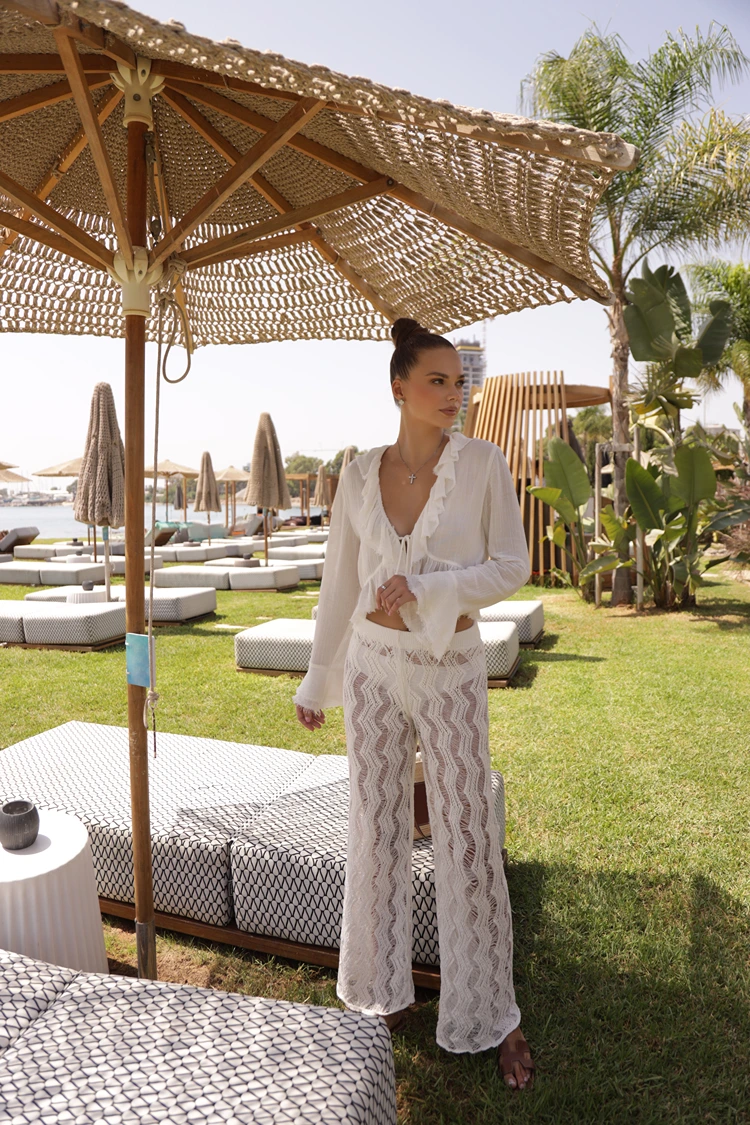 lässiges beachwear outfit mit transparenter häkelhose – der perfekte strand look für den urlaub