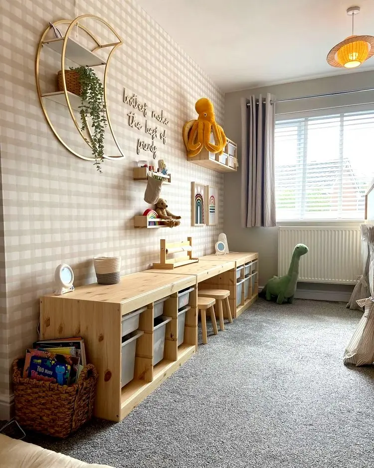 Langer Kinderschreibtisch mit Möbeln von Ikea für reichlich Stauraum