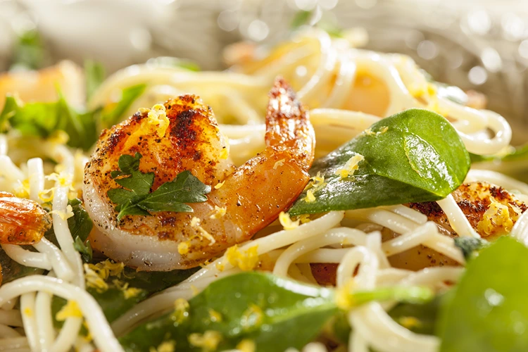 leichte abendessen idee für den sommer pasta mit garnelen und spinat