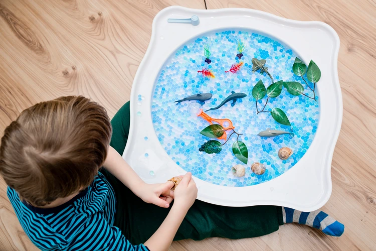 meer aus blauen wasserperlen mit fischen