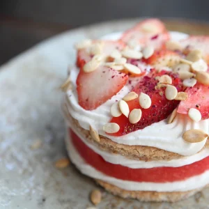 mini mandel dacquoise mit wassermelone und erdbeeren