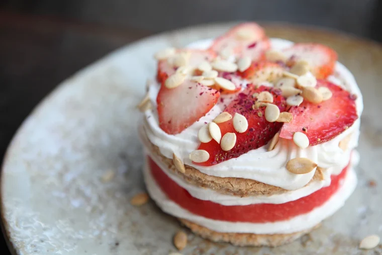 mini mandel dacquoise mit wassermelone und erdbeeren