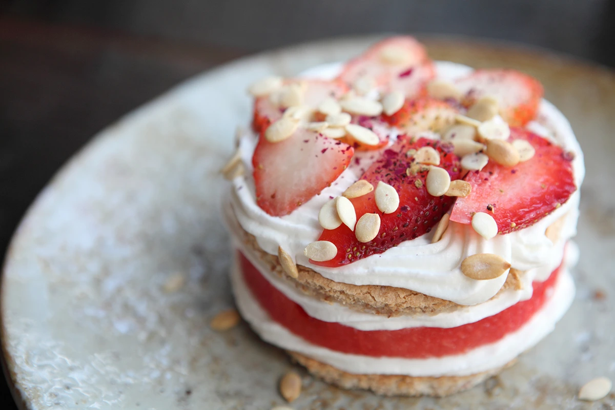 mini mandel dacquoise mit wassermelone und erdbeeren