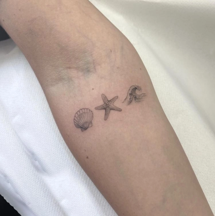 mini tattoo mit meer design