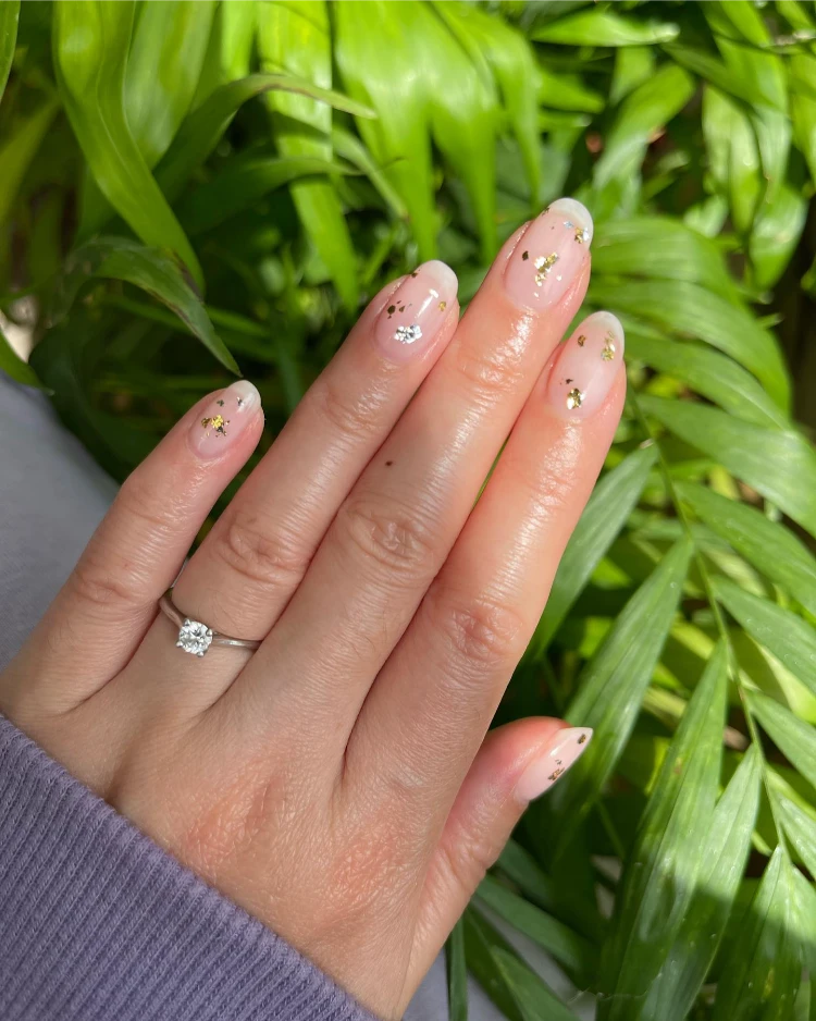 nägel für hochzeitsgäste mit kleinen goldenen blättern